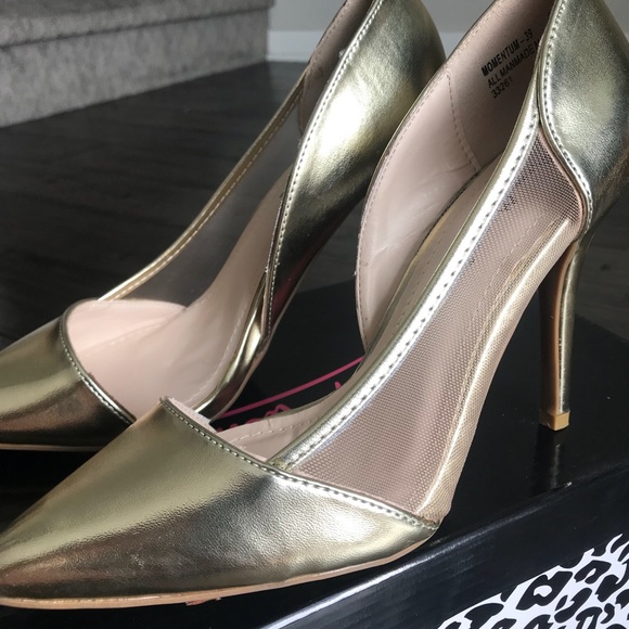 Gold pointed to pump - Picture 2 of 5